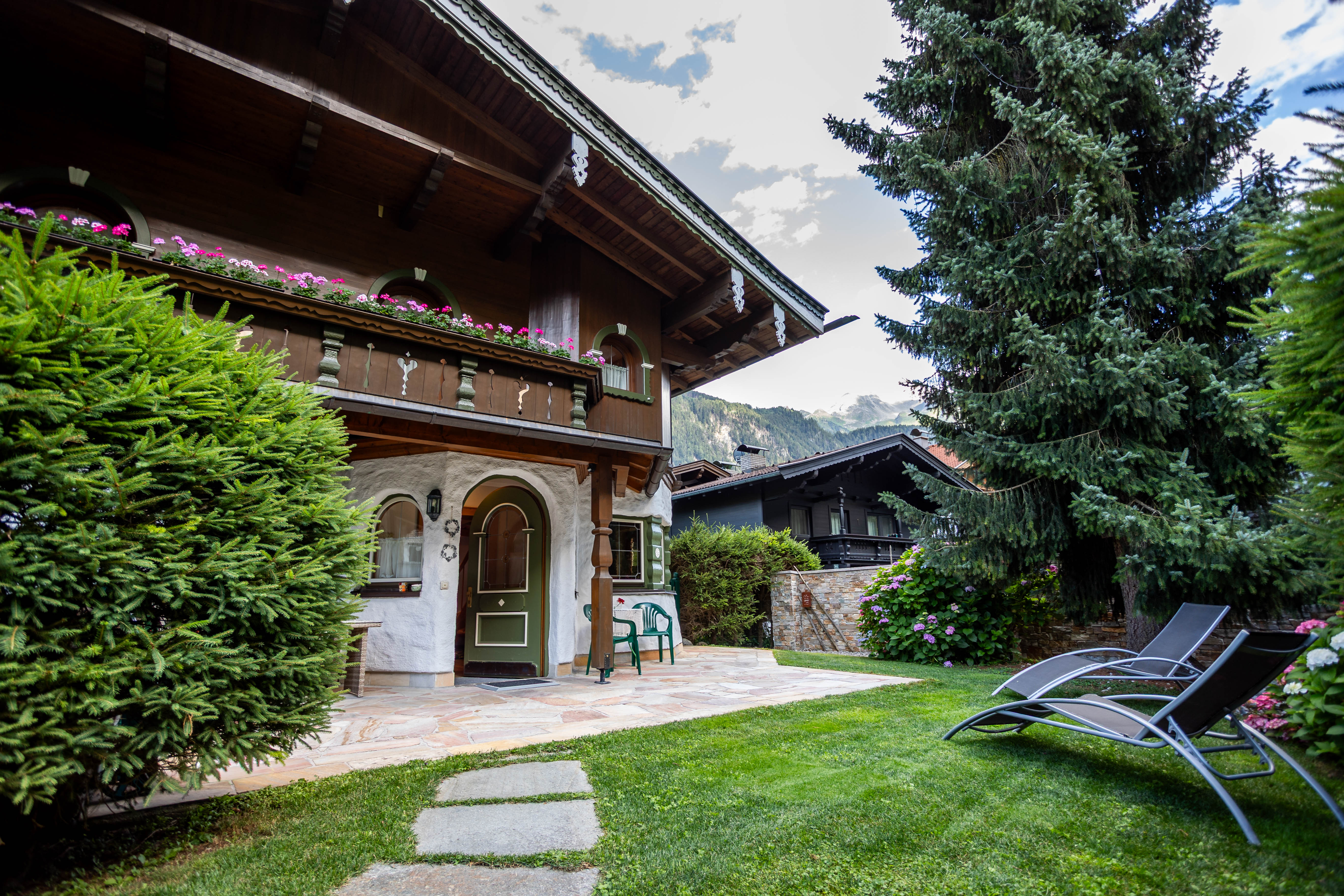 Ferienwohnung Gredler – Garten und Terrasse mit Blick auf die Berge